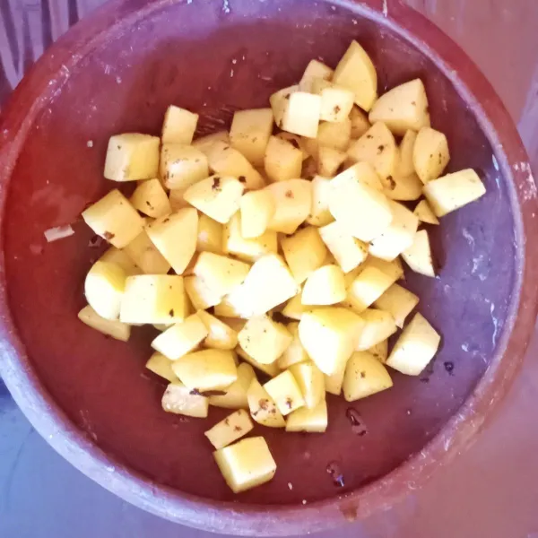 Goreng setengah matang kentang yang sudah dipotong dadu.