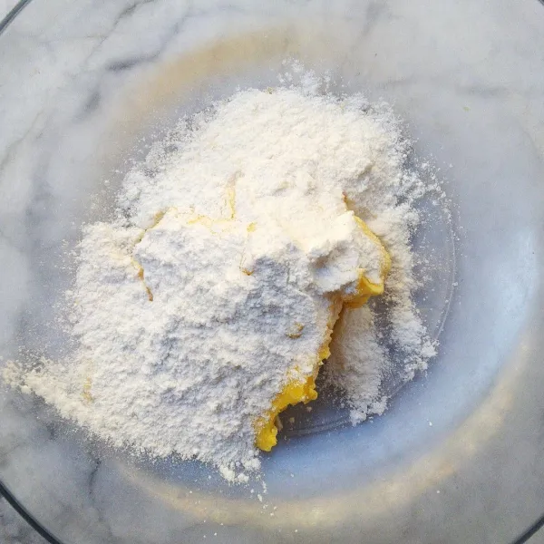 Mixer mentega dan gula hingga lembut.