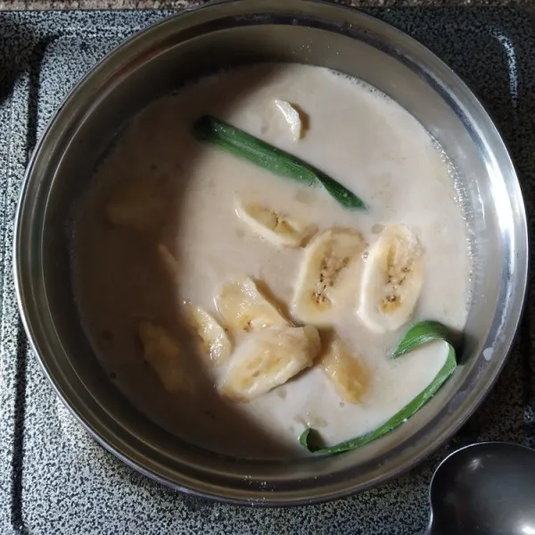 Masukkan pisang, masak dengan api kecil sambil sesekali diaduk, koreksi rasa