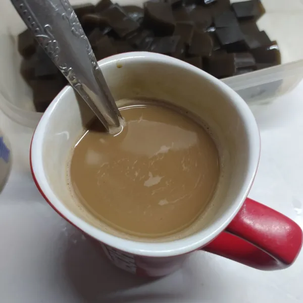 Kuah kopi : larutkan kopi dengan air panas. Dinginkan.