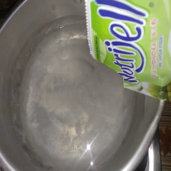 Campur nutrijel kelapa muda dengan 200 ml air. Masak hingga mendidih, angkat dan dinginkan hingga padat. Kemudian serut, sisihkan