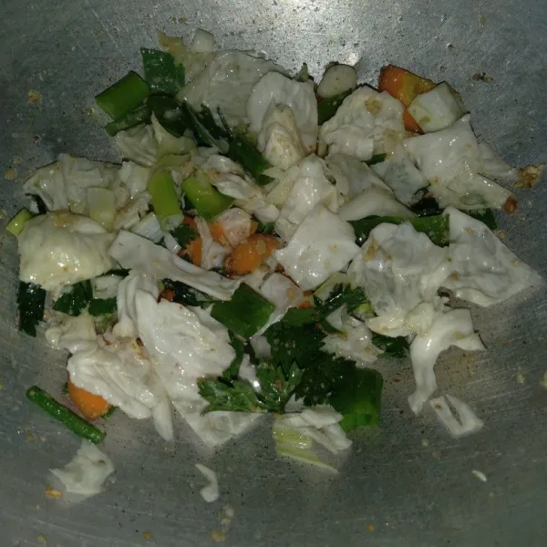 Masukkan bahan sayuran. Masak hingga layu.