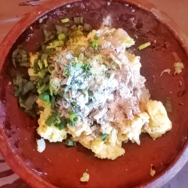 Haluskan kentang dan bawang yang sudah digoreng. Masukkan bawang pre, lada, garam, dan penyedap rasa. Aduk hingga tercampur semua.