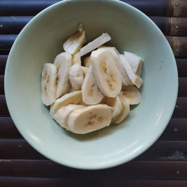 Potong pisang sesuai selera