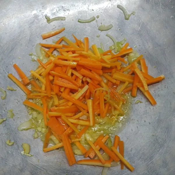 Masukkan wortel, tumis sampai ½ matang