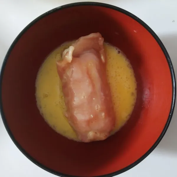 Kocok telur lalu masukkan ayam
