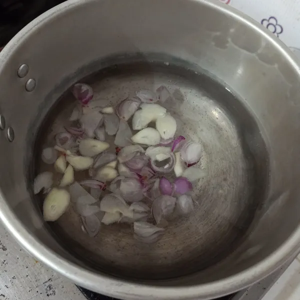 Rebus air, bawang merah dan bawang putih sampai mendidih.