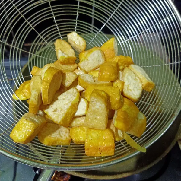 Setelah kekuningan, angkat dan tiriskan.