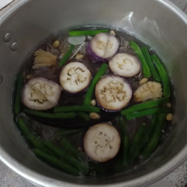 Masak sampai matang dan mendidih kembali, lalu sajikan dengan taburan bawang merah goreng.