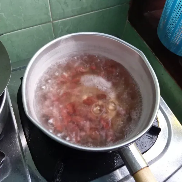 Rebus kacang merah sampai matang dan empuk.
