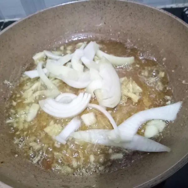 Masukkan bawang bombay aduk hingga harum