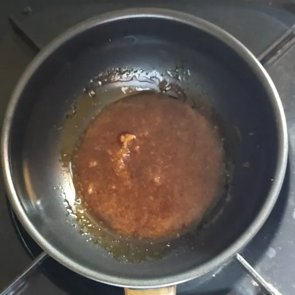 CARA MEMBUAT KARAMEL : Campur Gula pasir sebanyak 50 ml, masak dengan api kecil sampai gula bener-bener larut, tambahkan mentega, air Jeruk nipis. Masak hingga semua bahan mendidih dan karamel mengental lalu angkat segera dari kompor dan balurkan ke atas pisang rambutan.