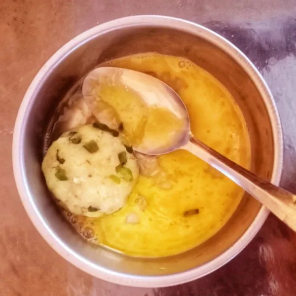 Celupkan ke telur.