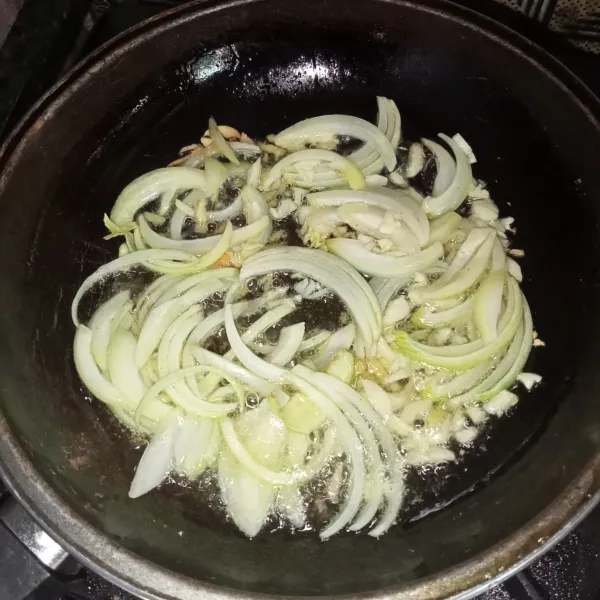 Tumis bawang putih, bawang bombai dan jahe hingga harum.