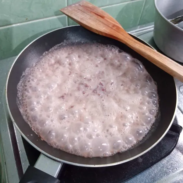 Masak di teflon dengan ditambahkan krimer. Aduk-aduk dan masak sampai seperti selai.