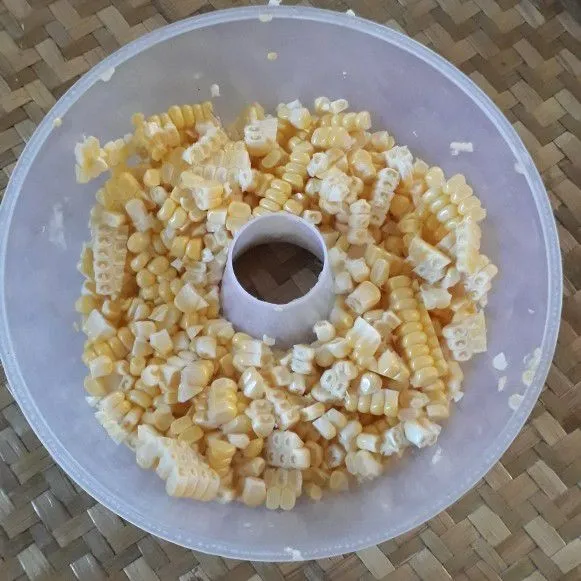 Sasap jagung dari bonggolnya dengan menggunakan cetakan agar-agar.