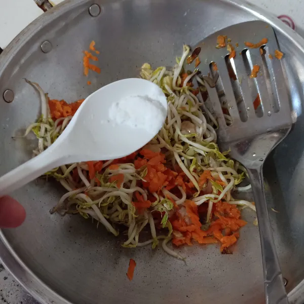 Bumbui gula, garam, lada, pala, dan kaldu jamur.