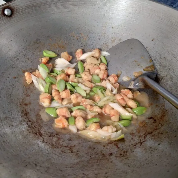 Setelah air asat, masukkan garam, kaldu jamur dan irisan bawang prei. Aduk rata. Tes rasa