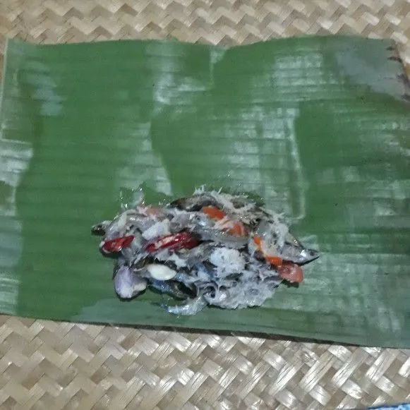 Bungkus dengan daun pisang dan sematkan lidi pada ujung-ujungnya.