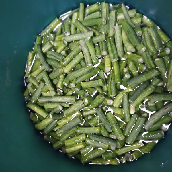 Potong-potong kacang panjang lalu cuci bersih dan tiriskan.