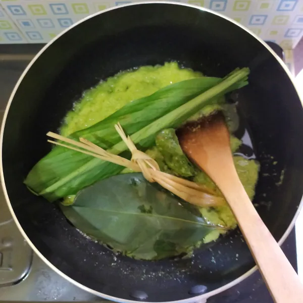 Tumis bumbu halus bersama bumbu rempah hingga matang dan harum.