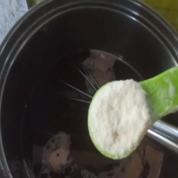 Tambahkan krimer bubuk, aduk hingga krimer larut.