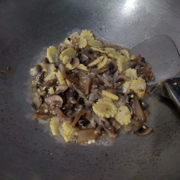 Kemudian masukkan jamur. Aduk.