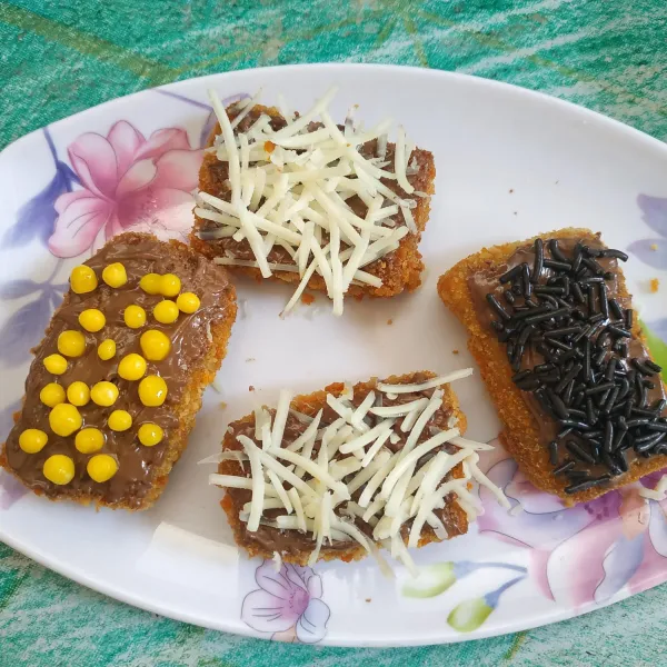 Setelah matang angkat dan tiriskan, beri topping sesuai selera. Dan siap disajikan.