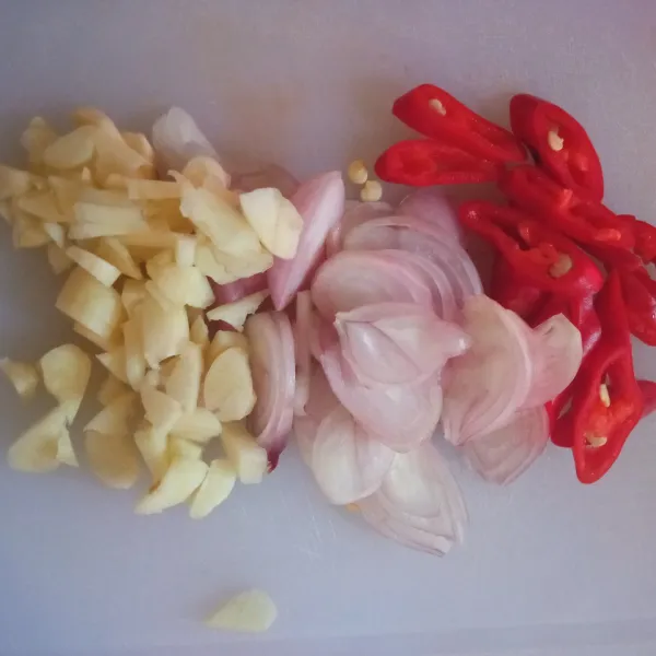 Iris bawang merah, cacah bawang putih, dan iris menyerong cabe merah.