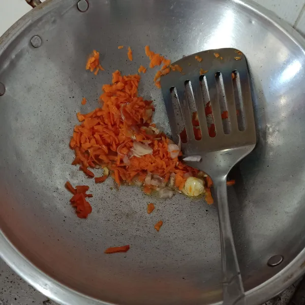 Masukkan wortel, tumis sebentar.