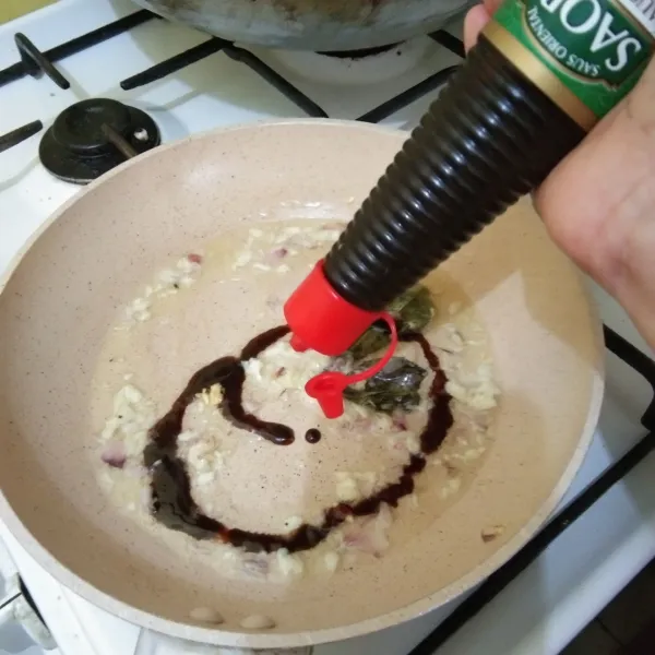 Tambahkan saus teriyaki dan kecap manis