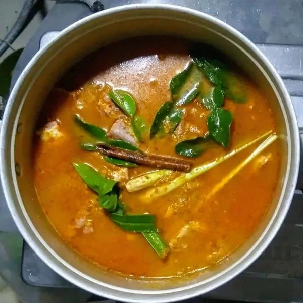 Tambahkan air, aduk-aduk sampai tercampur rata, masak sampai daging empuk dan air habis