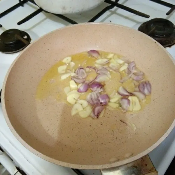 Tumis irisan bawang putih dan bawang merah hingga harum