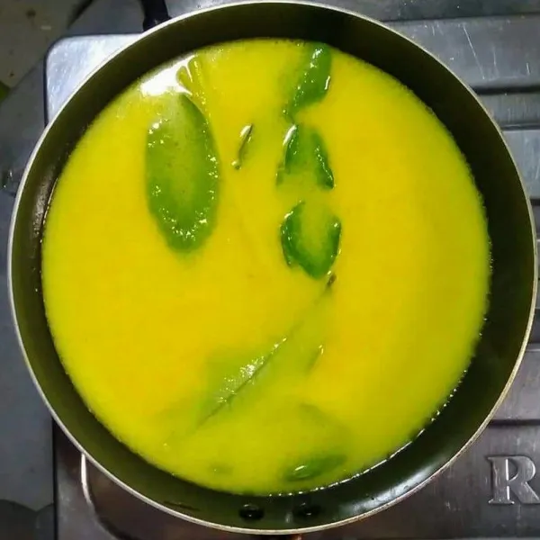 Masukkan santan, tambahkan kaldu bubuk, gula pasir dan garam, aduk-aduk dan masak sampai mendidih.