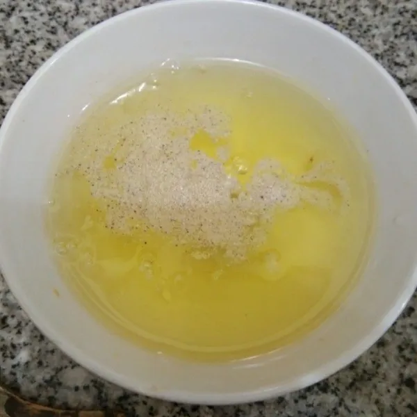 Kocok lepas putih telur dengan garam, kaldu jamur dan merica bubuk, sisihkan