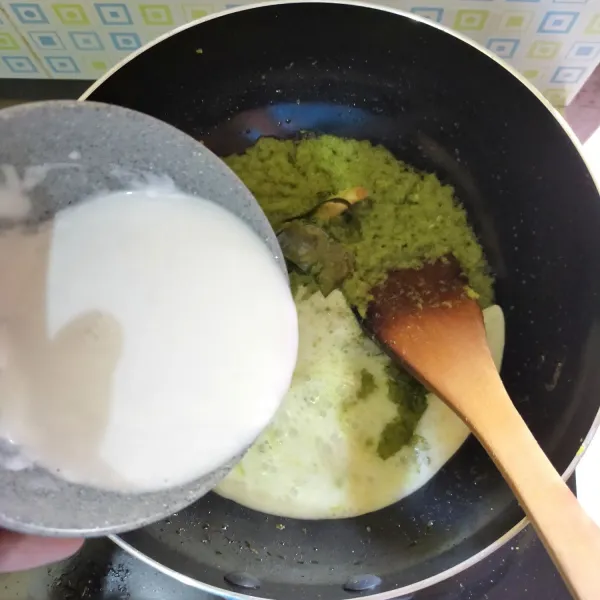 Lalu masukkan santan, aduk hingga rata.