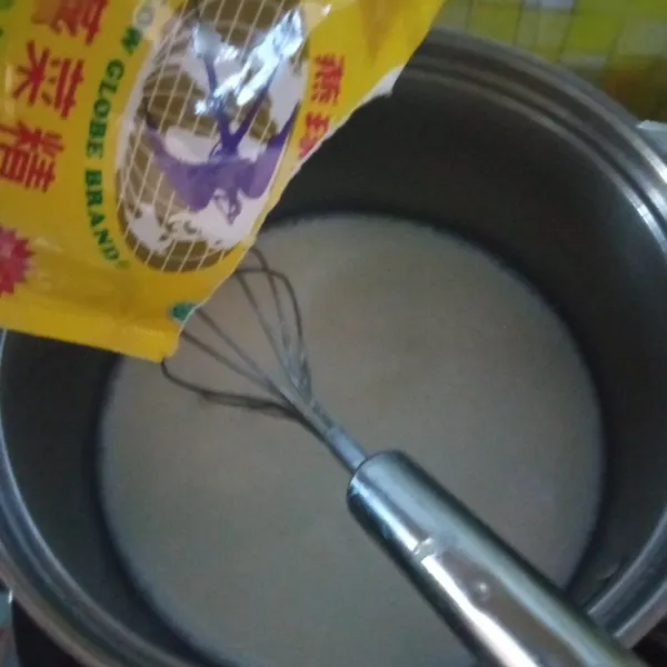 Sambil menunggu puding Thai tea set, buat lapisan susunya. Rebus susu dan agar² powder hingga mendidih.