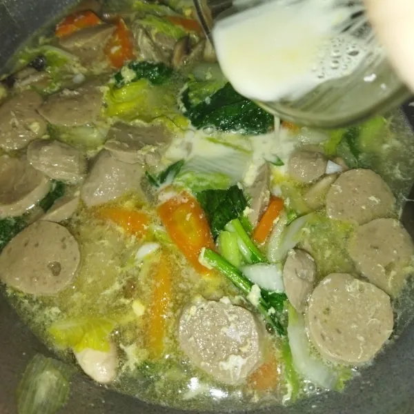Lalu terakhir masukkan maizena yang sudah dilarutkan dengan air, aduk cepat, masak hingga kuah mengental dan mendidih kembali, lalu matikan api.