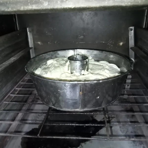 Masukkan ke dalam oven yang sudah dipanaskan terlebih dahulu, panggang hingga bolu matang.