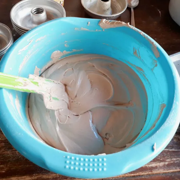 Masukkan susu kental manis & margarin. Aduk rata dengan spatula.