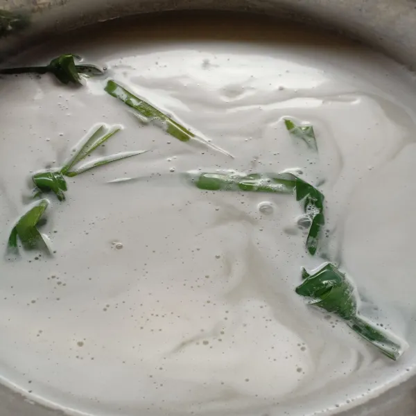 Sambil menunggu kita bikin vlanya, siapkan panci didihkan air santan, daun pandan dan garam, lalu masukan juga kental manisnya
