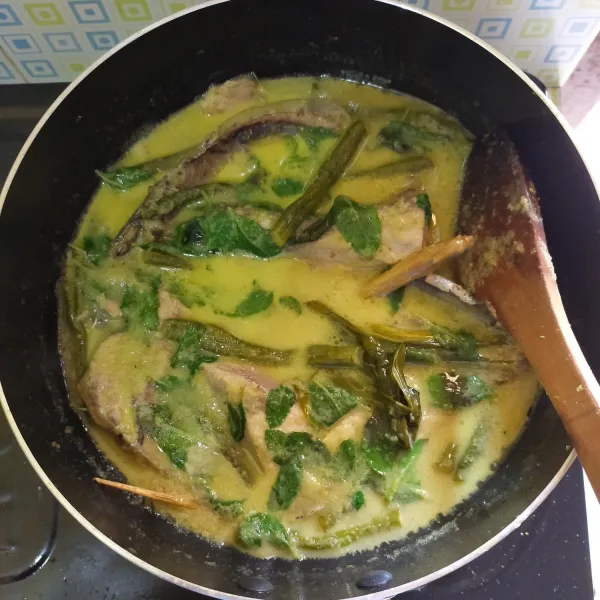 Masak hingga kepala ikan bener-bener matang lalu matikan api.