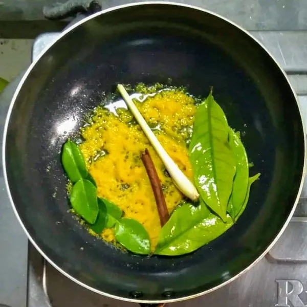 Panaskan minyak, tumis bumbu halus sampai harum, masukkan serai, kayu manis, daun jeruk dan daun salam.
