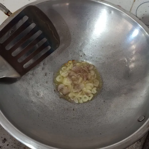 Tumis bawang merah dan putih dengan sedikit minyak sampai harum.