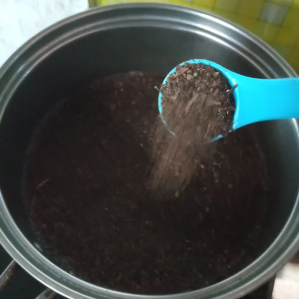 Rebus air dan serbuk teh hingga air mendidih, rasa, aroma, dan warna teh keluar.