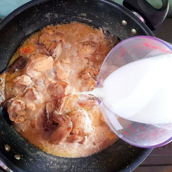 Tambahkan santan ecer, masak sampai ayam matang. Bumbui dengan garam, gula dan penyedap rasa ayam secukupnya.