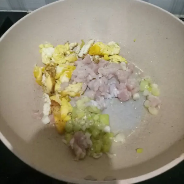 Tumis bawang putih hingga harum, lalu masukkan bawang daun, telur orak arik dan ayam cincang