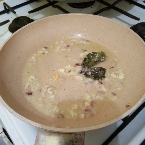 Panaskan minyak, tumis bumbu halus dan daun salam hingga harum