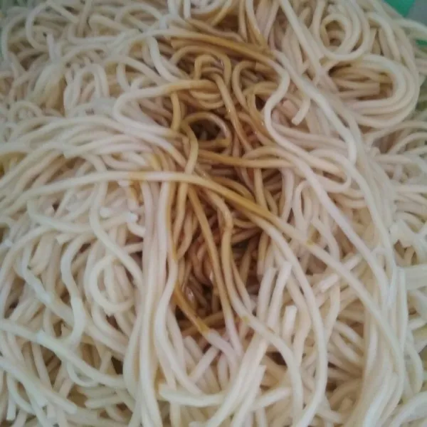 Rebus mie angkat dan tiriskan, tambahkan minyak sayur dan kecap manis aduk hingga tercampur rata. Tips : rebus di air mendidih selama 3 menit angkat tiriskan dan beri 2 sdm minyak sayur aduk rata dan tambahkan kecap manis sesuai selera