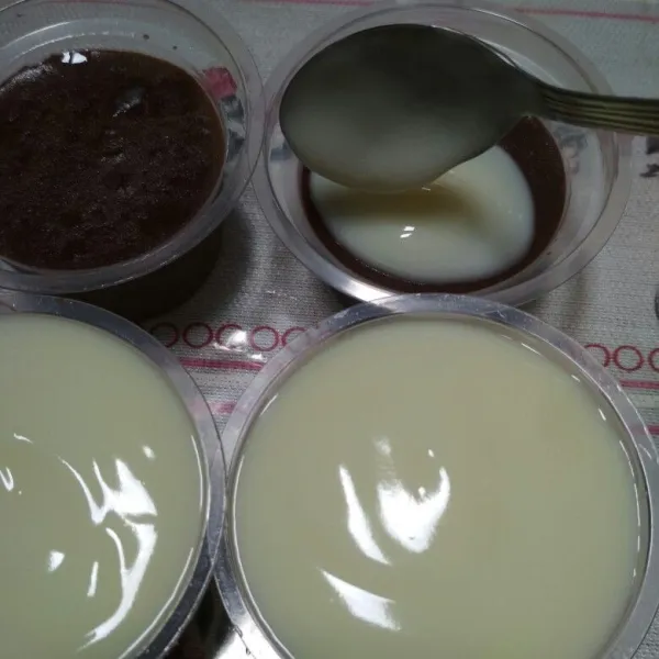 Tuang vla di atas pudding yang sudah set, dinginkan di kulkas sebelum di sajikan.